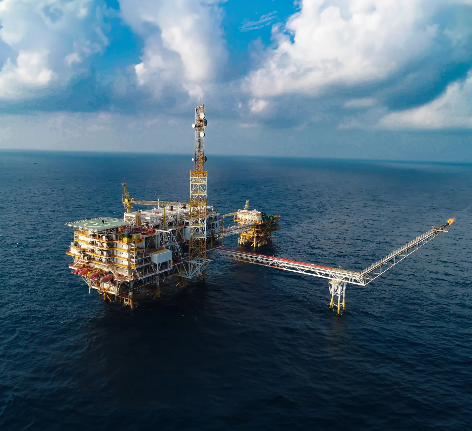 Plataforma offshore con sistema de tea en operación